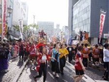 お祭りで衣装を着て皆で歩いている写真